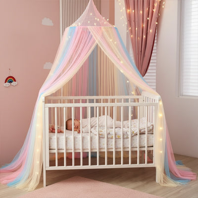 bebe endormie avec ciel de lit lumineux