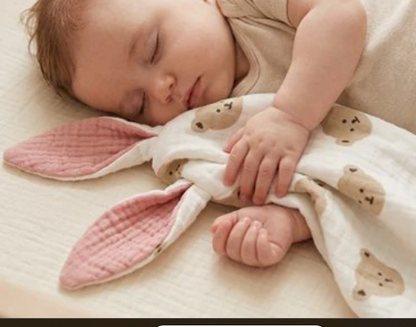 Bebe qui dort avec doudou lapin | oreilles roses