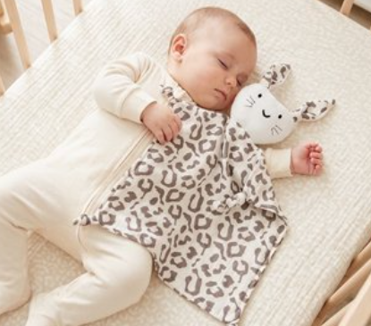 bebe qui dort avec doudou lapin motif | léopard