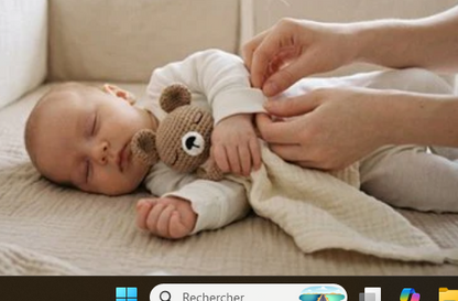Bebe qui dort avec doudou | ours en crochet