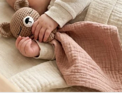 Bébé tenant un doudou ours crochet avec couverture | rose