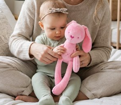 bebe avec peluche lapin longues oreilles | rose